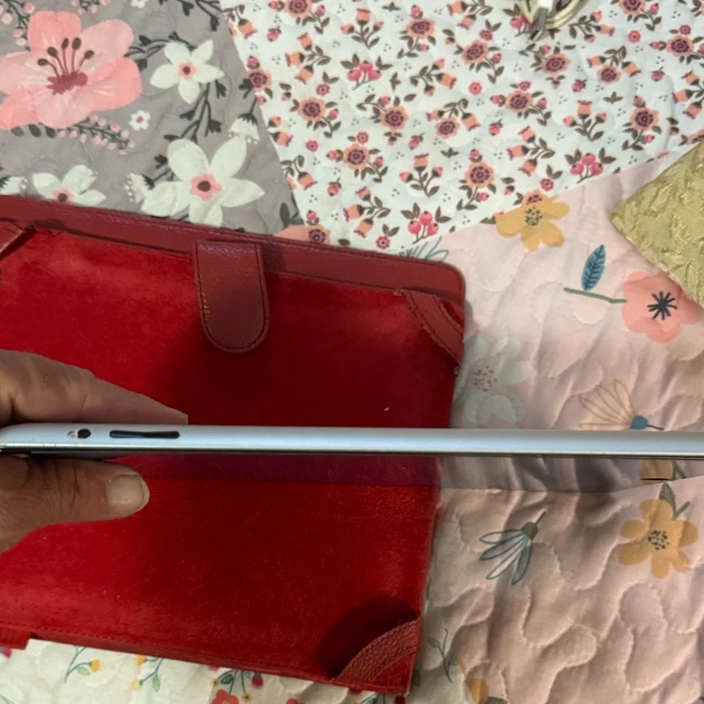 IPAD 2 WIFI with Red Case